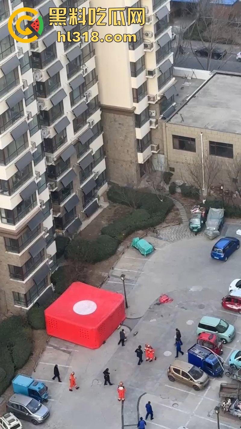 瓜友实拍男子跳楼，少年失恋想不开，消防员搭好救生垫，结果正好错过，摔在地上当上死亡！-7