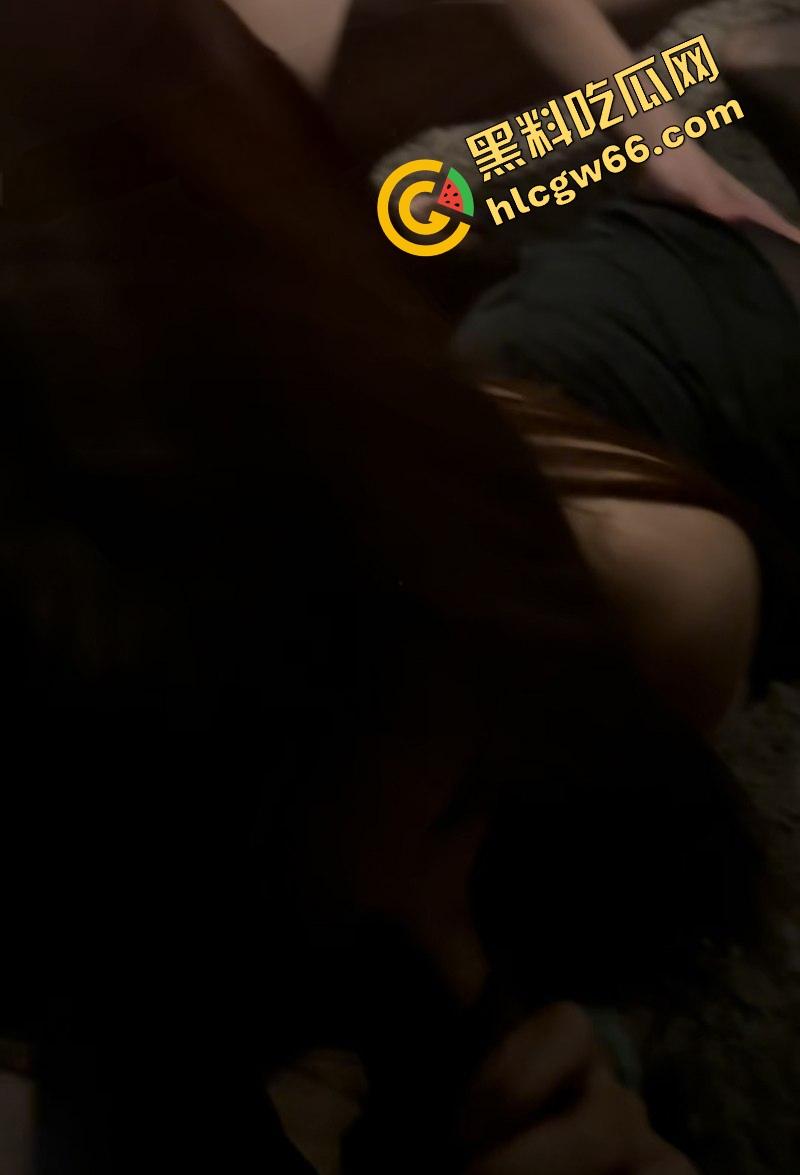 济南酒吧3P疯传,黑丝御姐当街搭讪被带走，前后双洞齐开被爆插成浪狗，骚叫声爽到抽搐！-12