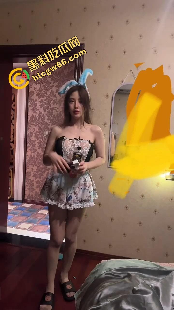 黑龙江高端外围三女一男群P淫趴视频曝光,直播还在装纯,镜子前跪舔抢屌,骚得毫无下限!-3