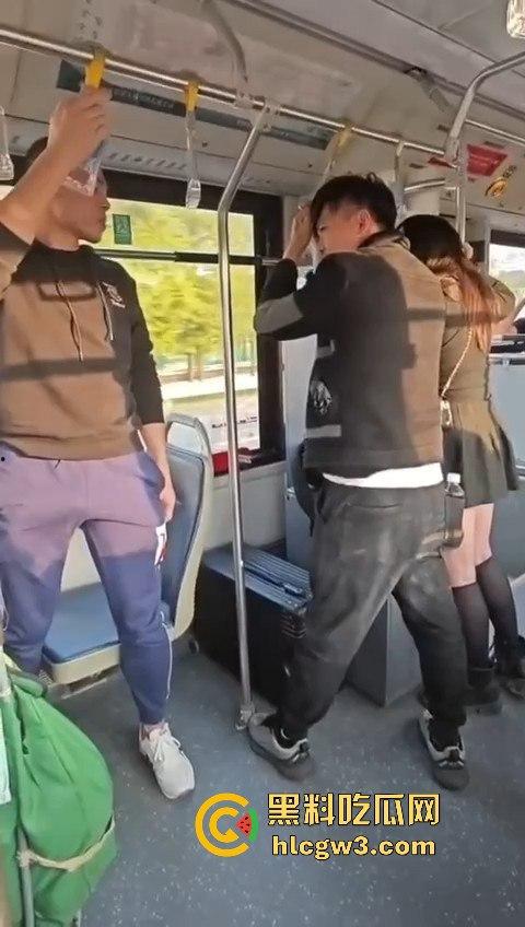 坦克小仙女坐公交大声喧哗反怼劝阻者 结果遇上硬茬 下车被骂到破防 大爷在车上笑得不行！-4