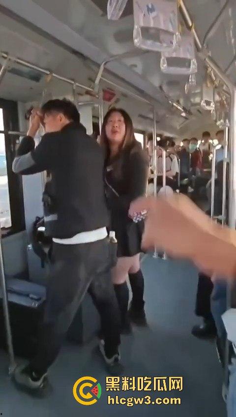 坦克小仙女坐公交大声喧哗反怼劝阻者 结果遇上硬茬 下车被骂到破防 大爷在车上笑得不行！-5