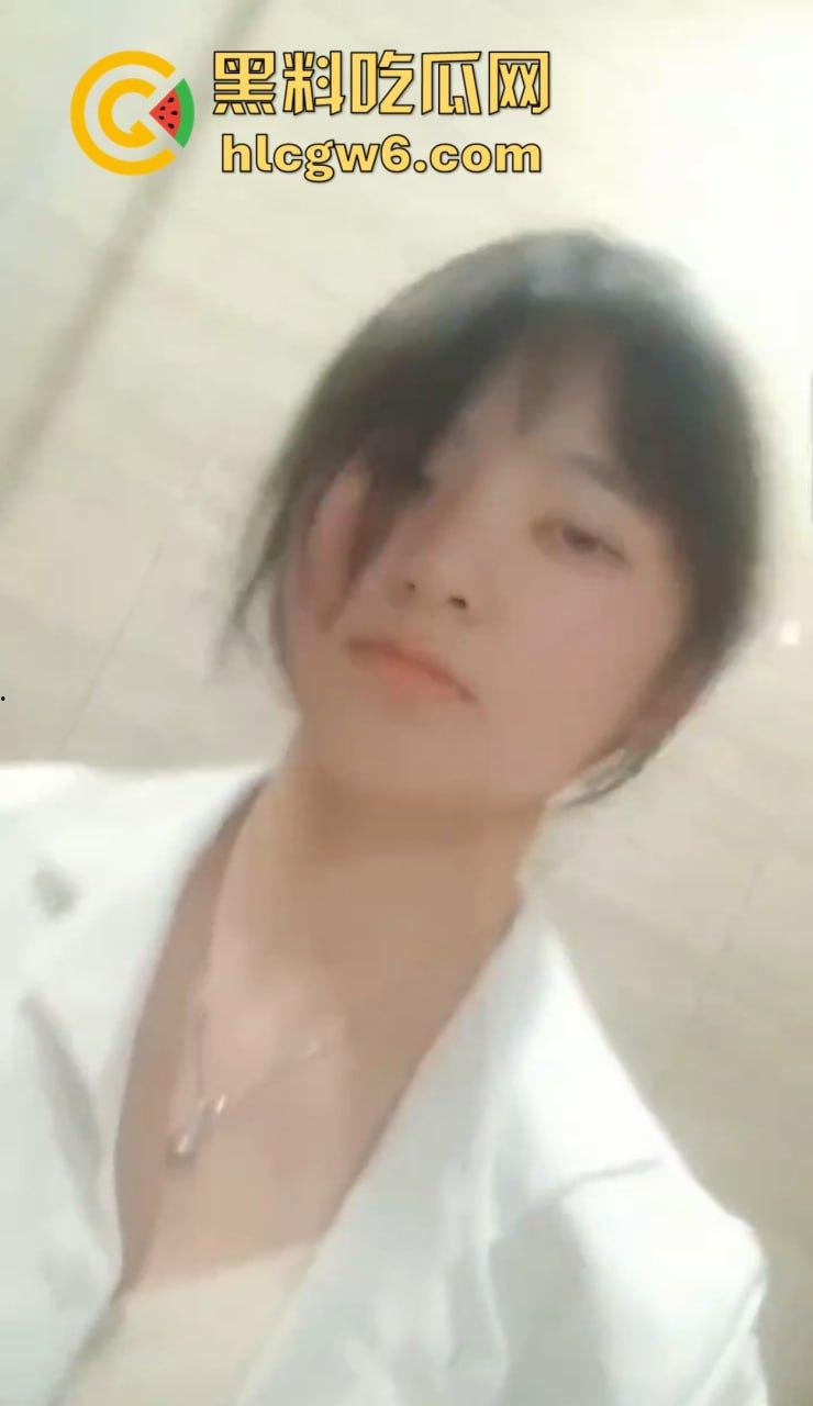 贵州财经商务英语大一【常雪】私密视频意外流出 渣男操到逼肿还曝光视频，这种狗男人活该被骂！-9