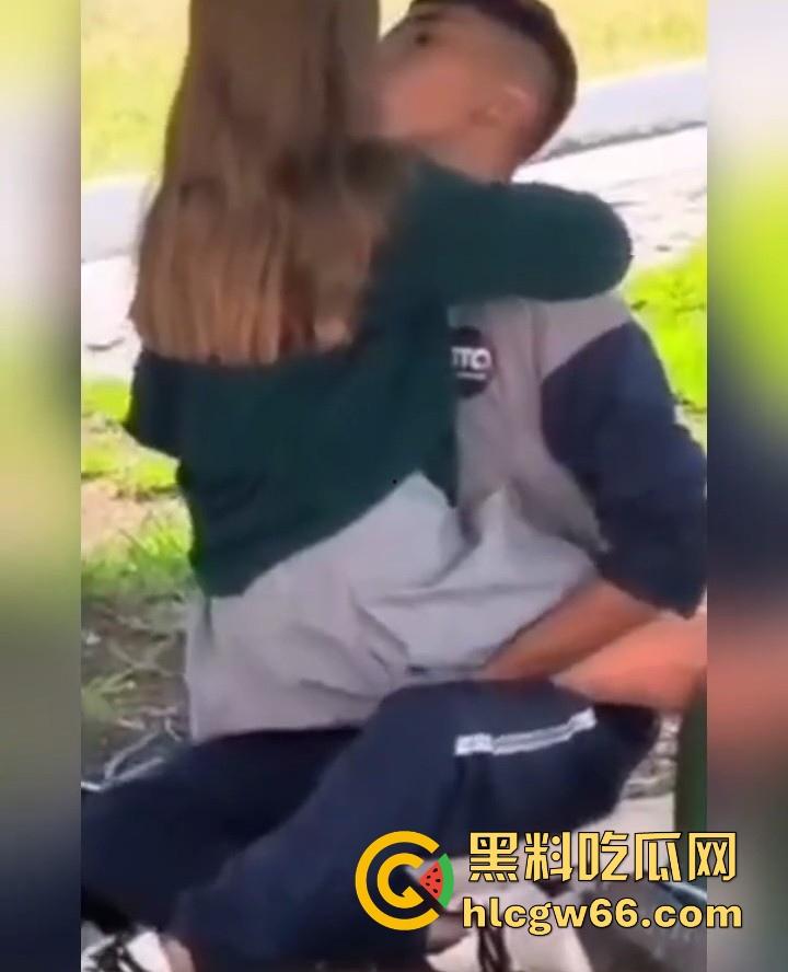 青青绿地 情侣早发情 偷拍学生党校园草坪性爱 春天还真是万物复苏的季节-9