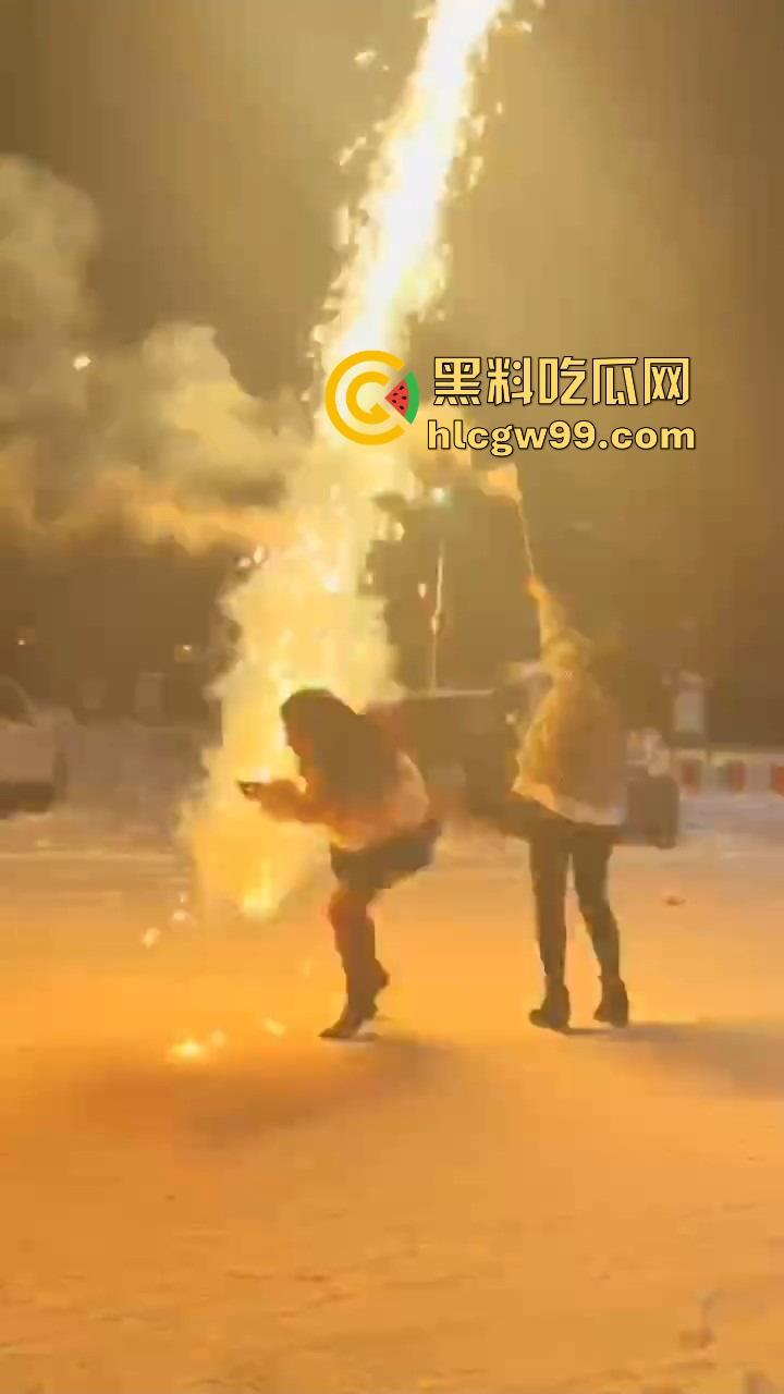 黑龙江伊春两妹子玩穿天猴玩出嘴喷烟火，质量太好不飞反炸，硬吃整波伤害，嘴吐青烟成人形烟花！-7