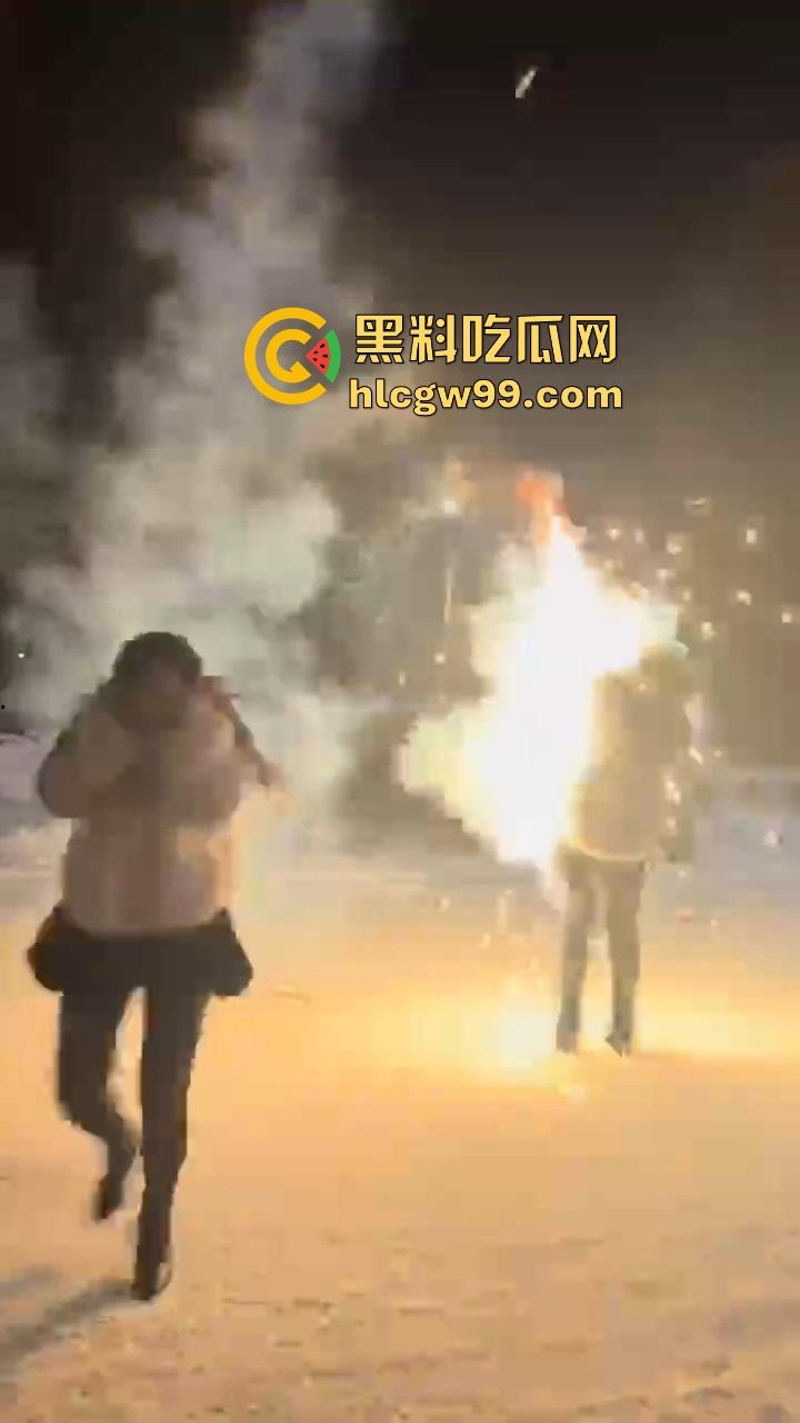 黑龙江伊春两妹子玩穿天猴玩出嘴喷烟火，质量太好不飞反炸，硬吃整波伤害，嘴吐青烟成人形烟花！-8