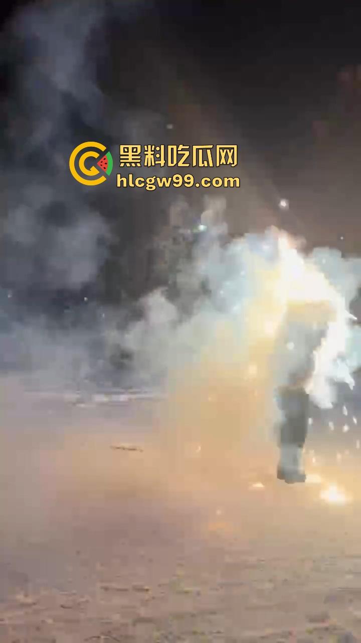 黑龙江伊春两妹子玩穿天猴玩出嘴喷烟火，质量太好不飞反炸，硬吃整波伤害，嘴吐青烟成人形烟花！-9
