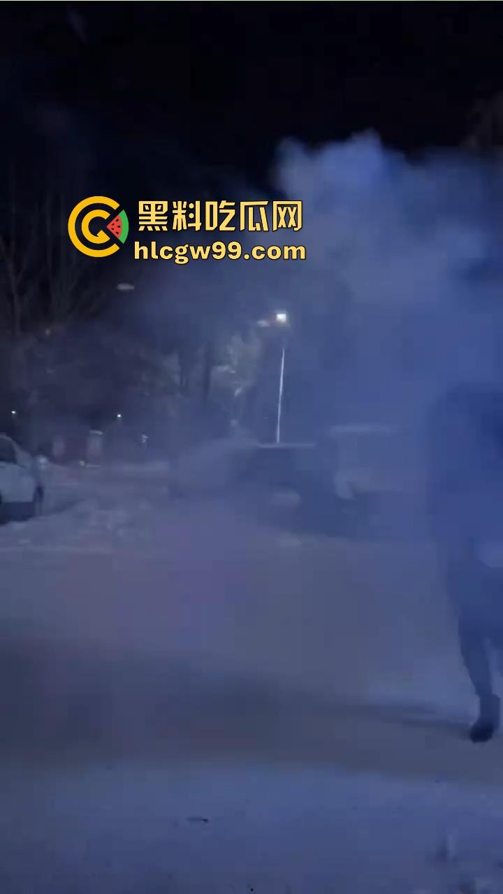 黑龙江伊春两妹子玩穿天猴玩出嘴喷烟火，质量太好不飞反炸，硬吃整波伤害，嘴吐青烟成人形烟花！-11