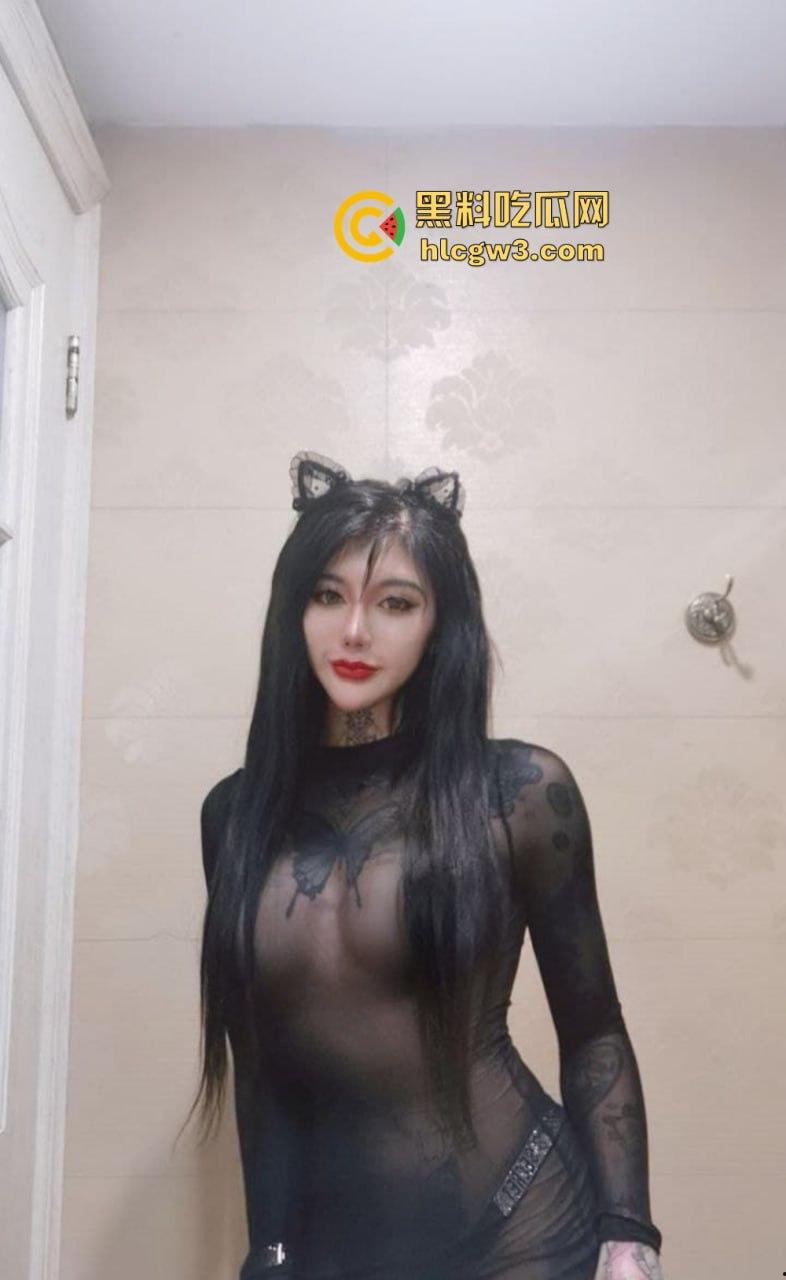 重庆骚气博主『赵可馨』蝴蝶飞上胸逼上鹿在跑,全身铭文纹身,舌顶唇钉加持口技,绳艺捆绑骚到腿软!-35