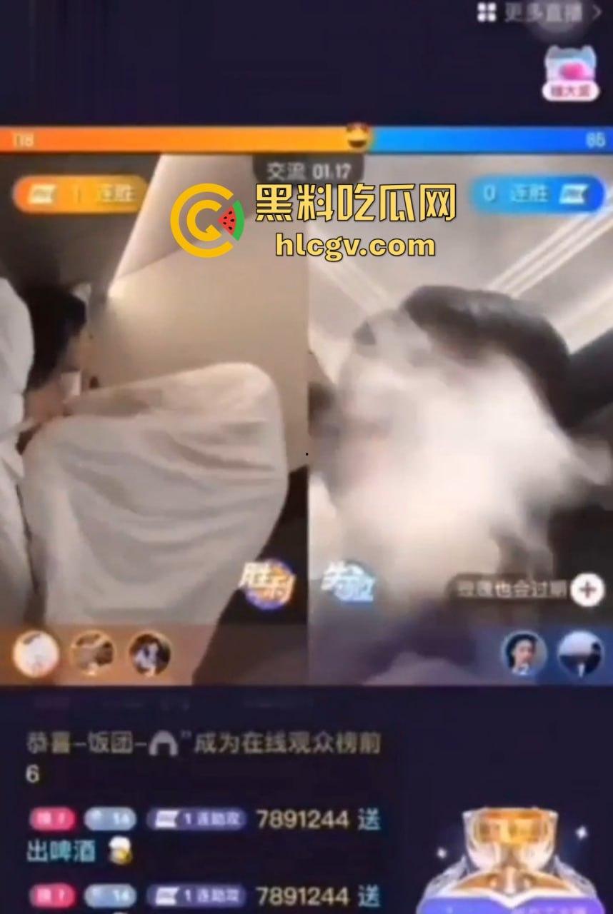 快手骚主播玩得花！一边打PK一边跟男人啪啪，叫床喊得嗓子都哑了这叫赚钱也要爽着来，高兴得脚都蹬床！-8
