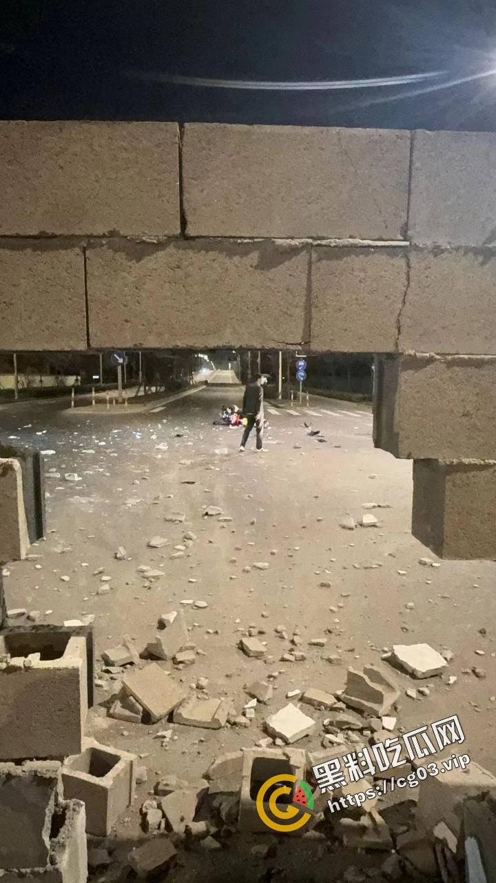 浙江台州骑士穿墙殒命!拉极速 把墙撞了一个大洞!远光灯之乡的冲击力!-2