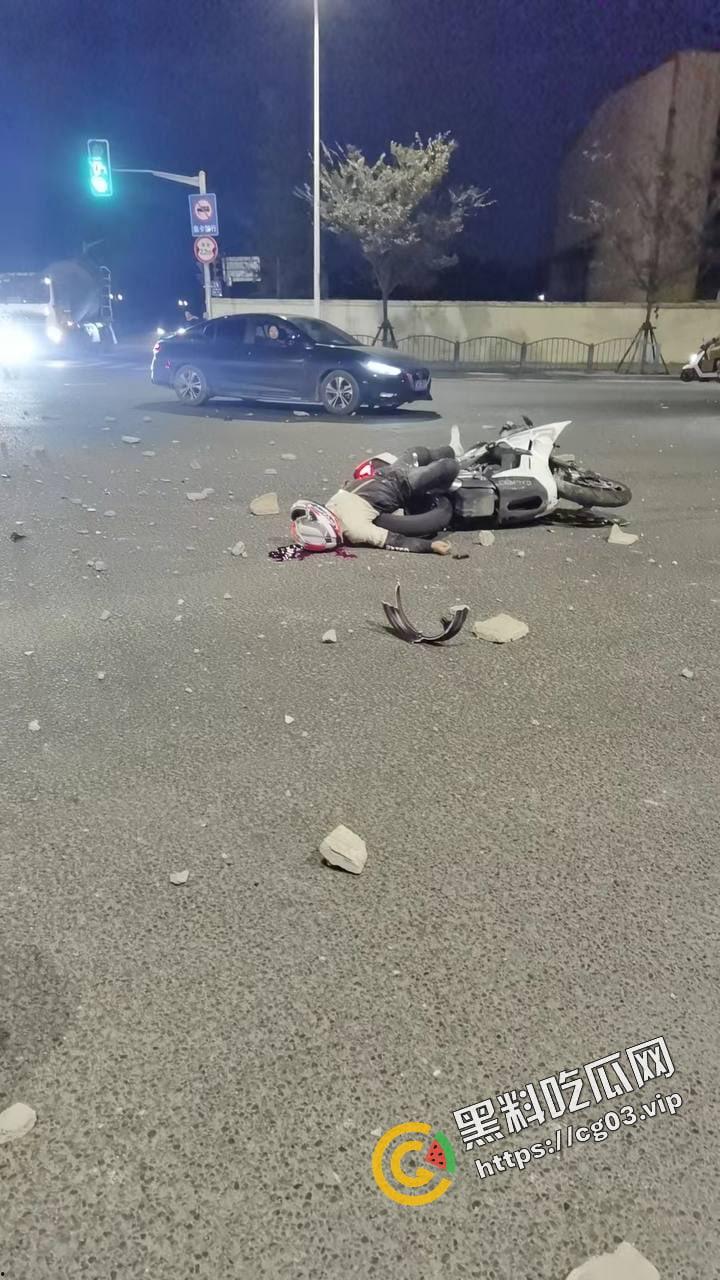 浙江台州骑士穿墙殒命!拉极速 把墙撞了一个大洞!远光灯之乡的冲击力!-5