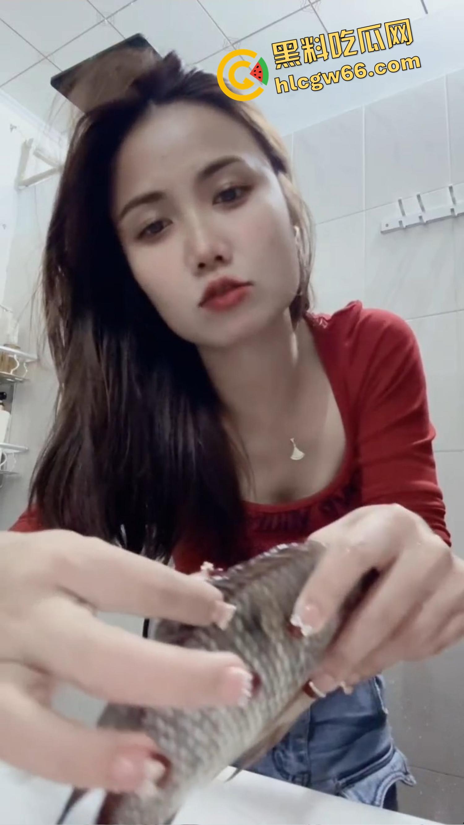 低俗PK惩罚玩过头，冒昧的家伙鲤鱼哪惹你了，被塞进衣服刮胸，还得抖完拿去炖汤？-5