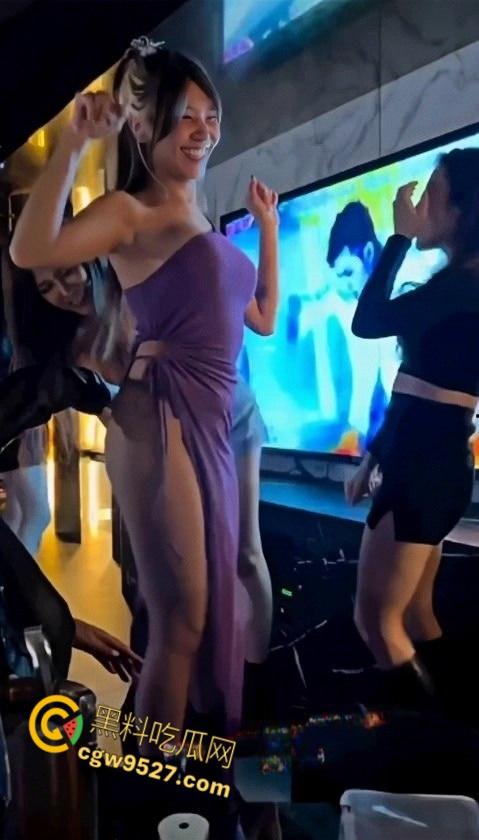 顶级富人圈泄密，上海顶级会所名媛盛宴，各种御姐尽情挑选，嗨完直接带性感尤物回酒店激情啪啪 !-2