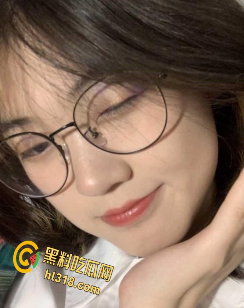 高颜值大四学姐不为人知的一面，在楼梯口玩露出口交，樱桃小嘴不断吞吐，还一边说喜欢吃爸爸的肉棒 ！-1