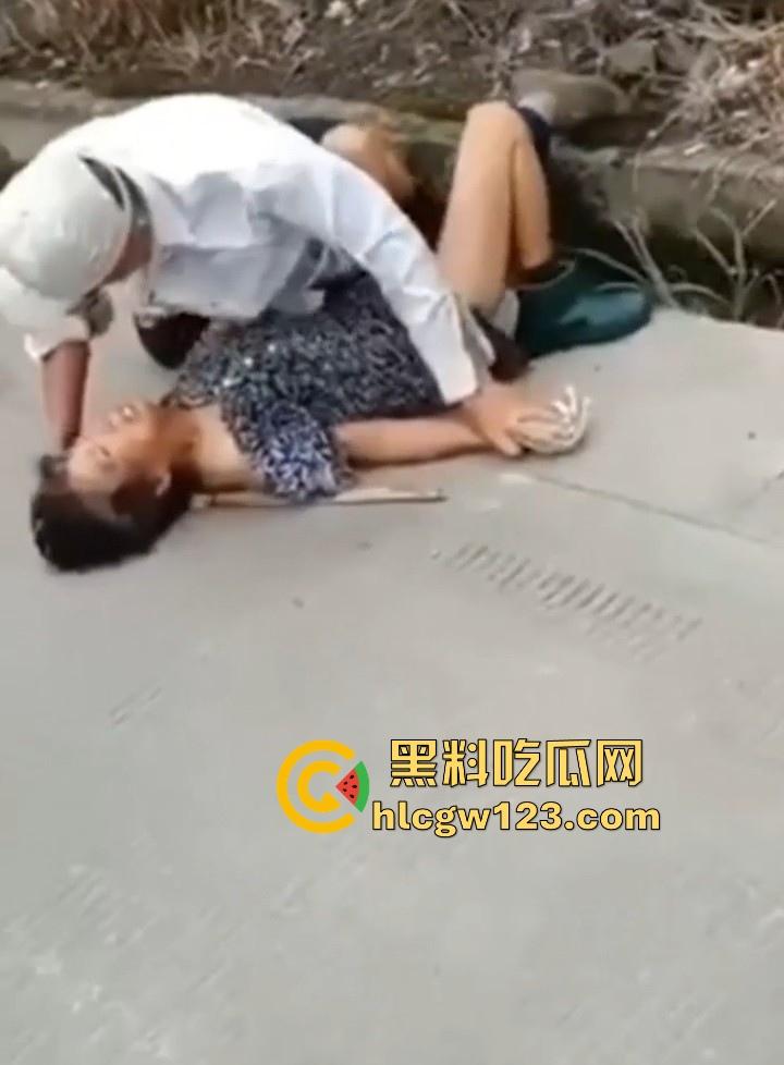 狂热夕阳红当街开干! 大爷众目睽睽脱光大妈内裤强奸 大爷大妈玩得比年轻人还要过火!-1