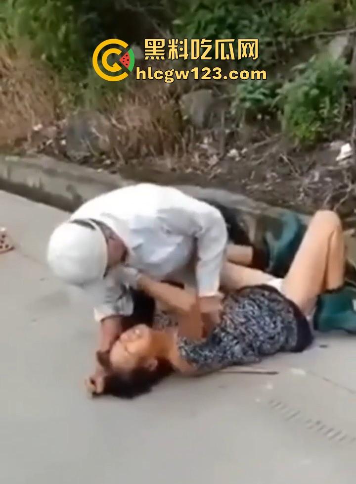 狂热夕阳红当街开干! 大爷众目睽睽脱光大妈内裤强奸 大爷大妈玩得比年轻人还要过火!-3