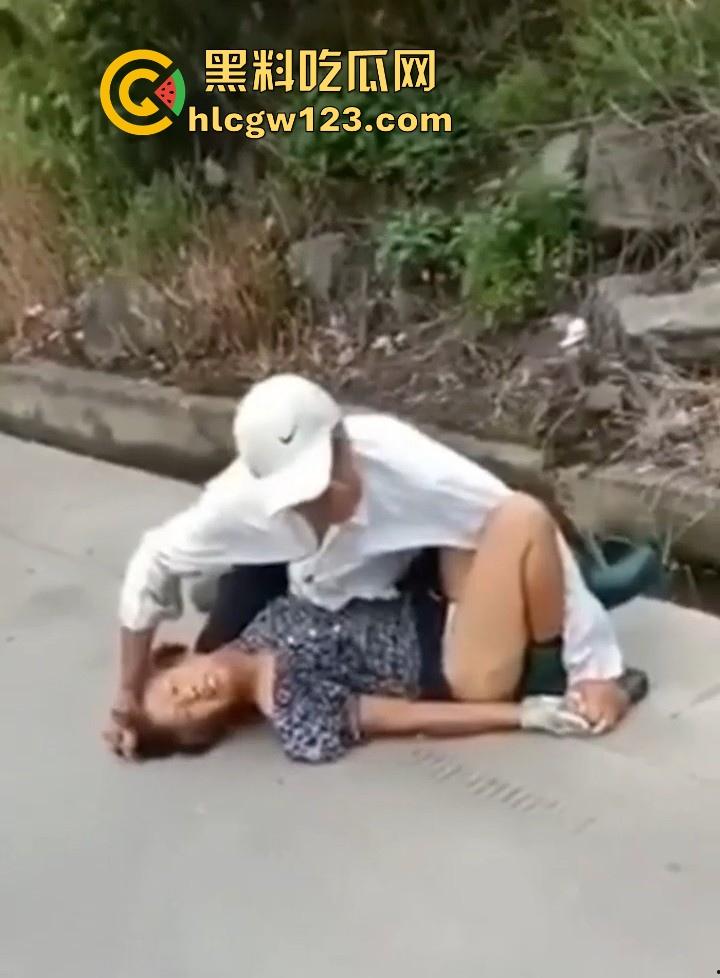 狂热夕阳红当街开干! 大爷众目睽睽脱光大妈内裤强奸 大爷大妈玩得比年轻人还要过火!-4