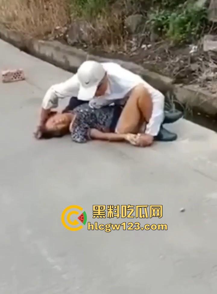 狂热夕阳红当街开干! 大爷众目睽睽脱光大妈内裤强奸 大爷大妈玩得比年轻人还要过火!-5