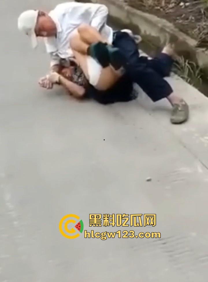狂热夕阳红当街开干! 大爷众目睽睽脱光大妈内裤强奸 大爷大妈玩得比年轻人还要过火!-6