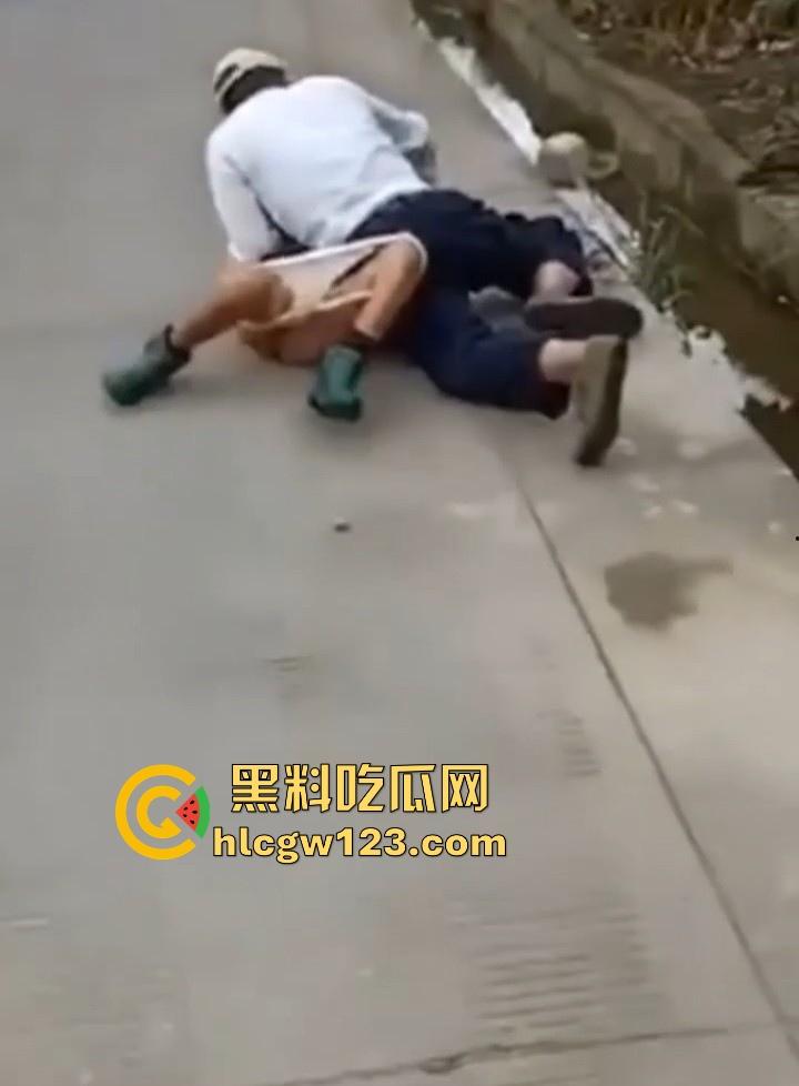 狂热夕阳红当街开干! 大爷众目睽睽脱光大妈内裤强奸 大爷大妈玩得比年轻人还要过火!-8
