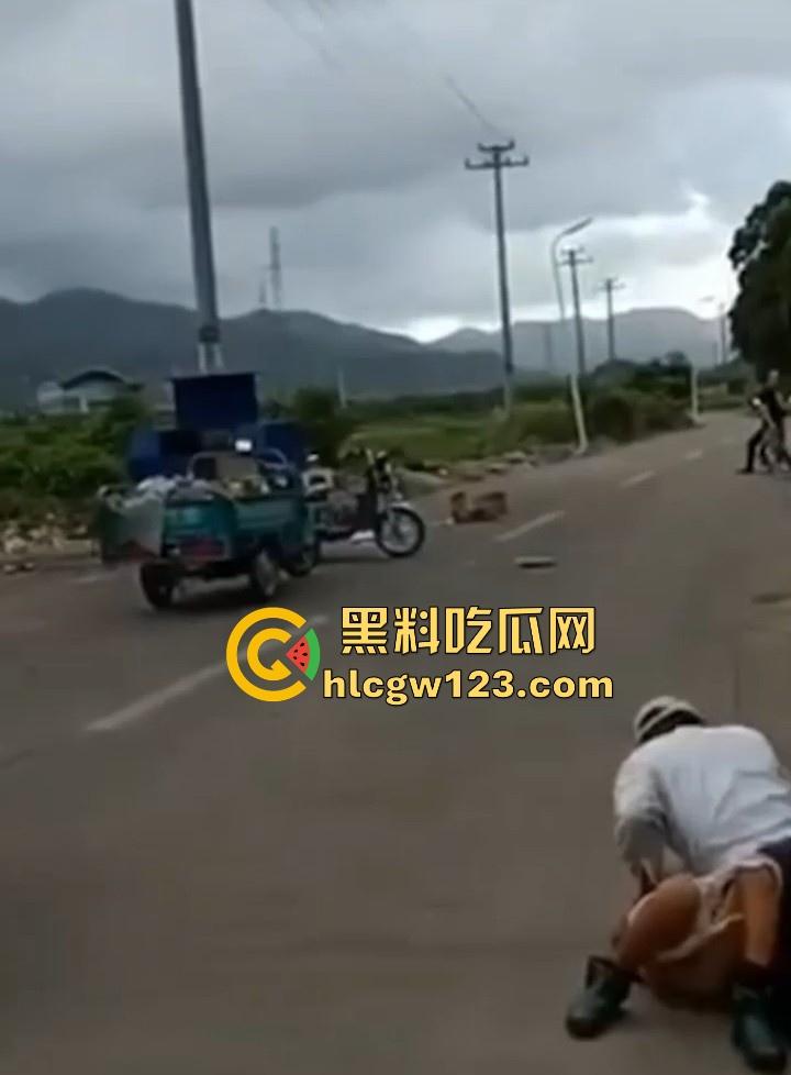 狂热夕阳红当街开干! 大爷众目睽睽脱光大妈内裤强奸 大爷大妈玩得比年轻人还要过火!-9