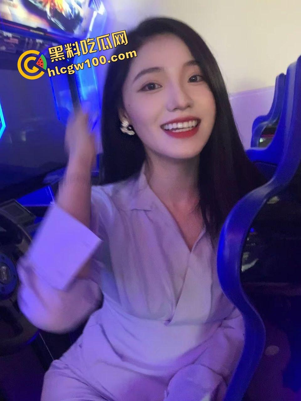 湖北荆门酒店前台小姐【夏妍熙】特殊服务上门约炮大哥，落地镜抱操上位诱惑榨精，独家曝光流出！-4