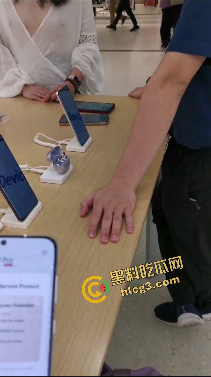 天降大奶于手机店也！主人的任务之 华为旗舰店真空露奶 主人在旁边指挥 看懵销售人员-3