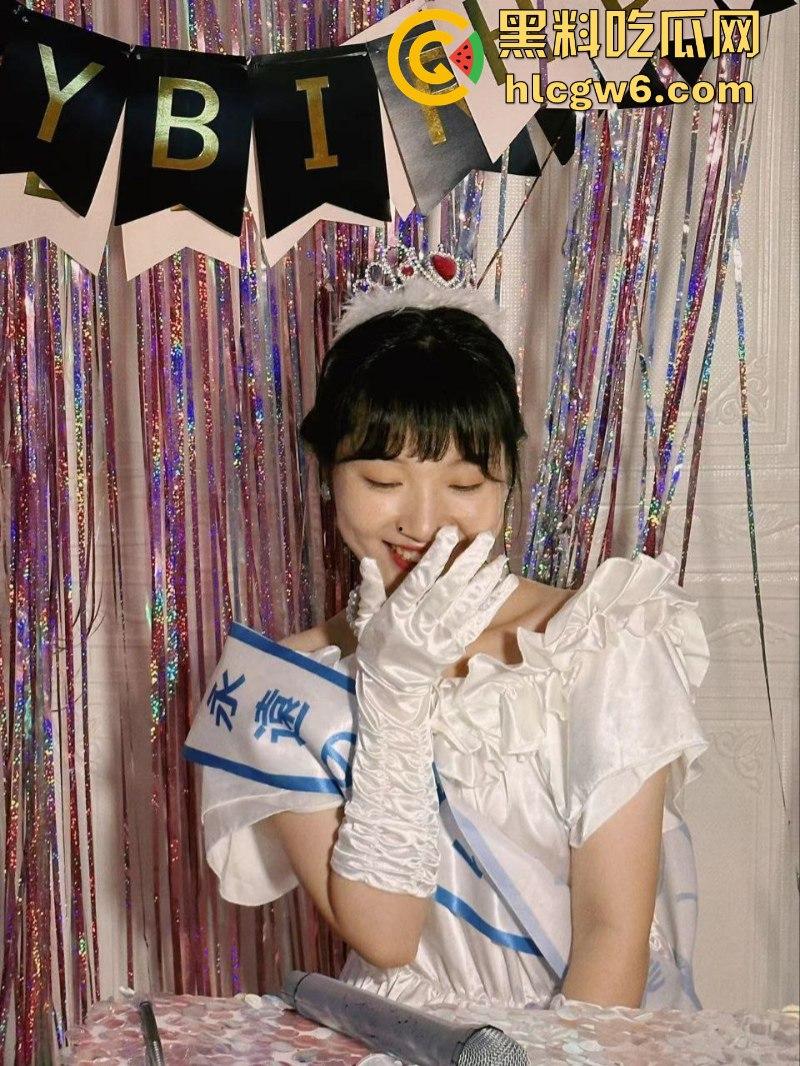 重庆工程学院骚货【陈润梅】与男友同居自摄洗澡做爱视频 本想记录美好恋爱生活 没想到分手被曝光!-1