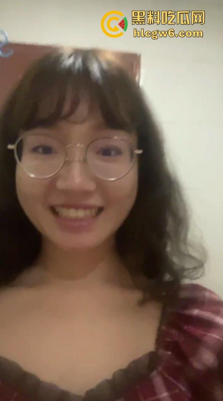 重庆工程学院骚货【陈润梅】与男友同居自摄洗澡做爱视频 本想记录美好恋爱生活 没想到分手被曝光!-3