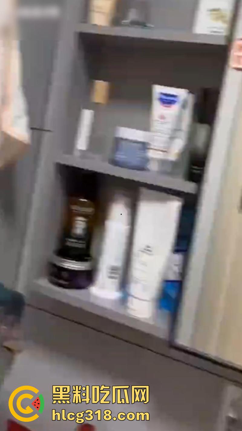 河北邯郸大杨庄最猛渣男，出轨带小三回家，妻子竟隐忍一年，结果越玩越过分，被捉奸画面流出！-6