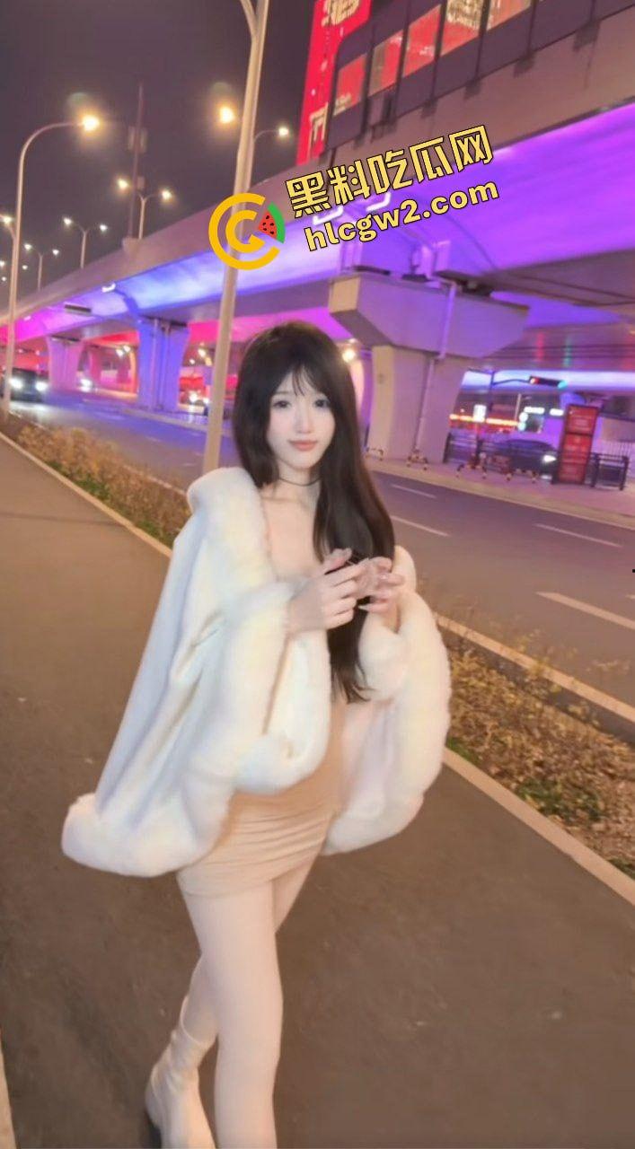 抖音清纯嫩妹网红骚鸡『怡小只』纤细美腿玉足超诱人！酒店与榜一大哥激情猛怼 独家真实曝光！-3