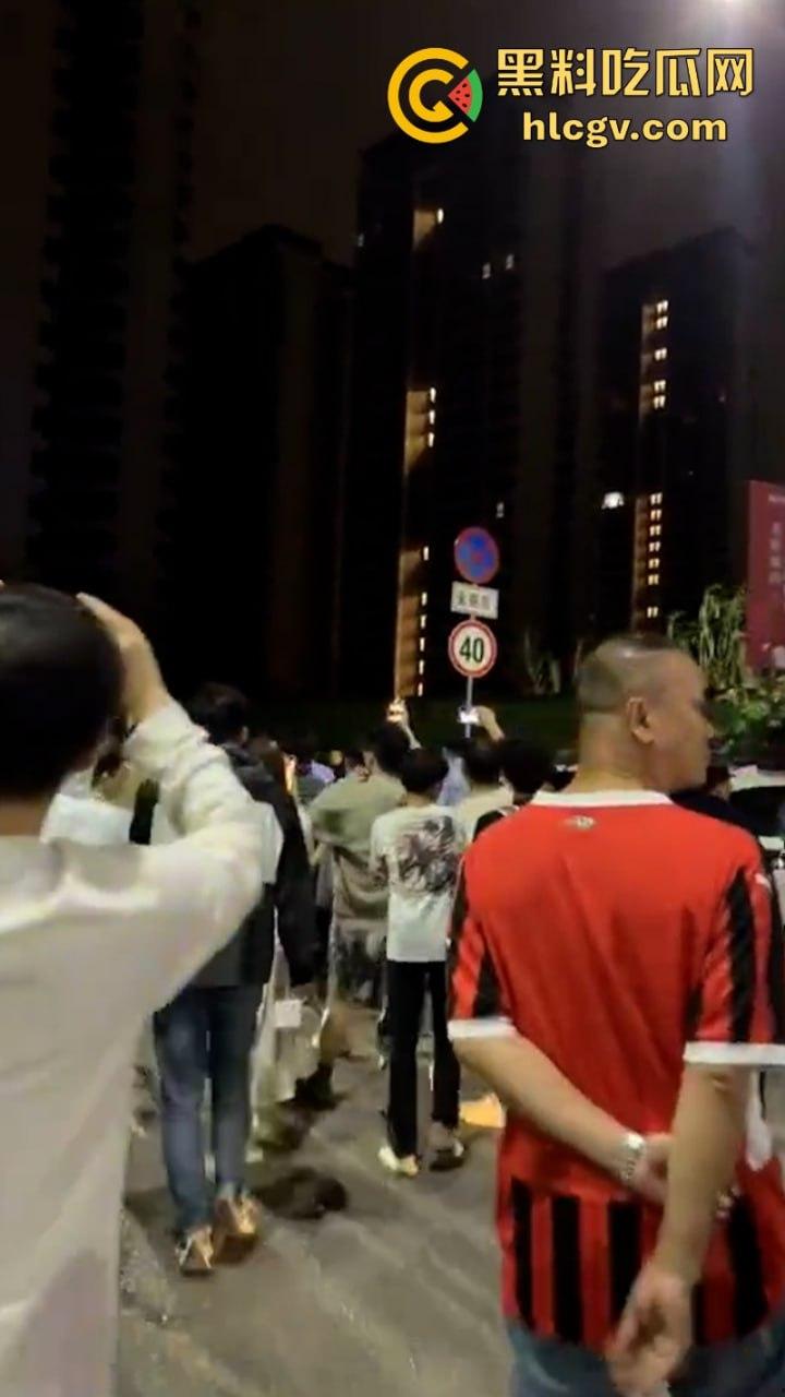 广东珠江铂世湾保安暴力打小孩引众怒！数百业主围堵救护车讨要说法-3