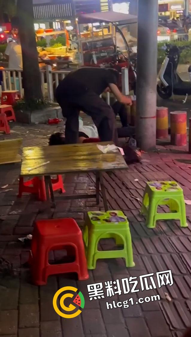 南宁街头小吃摊砍人现场 情侣和路人起矛盾被拿刀捅死 现场视频流出 估计救不回来了-5