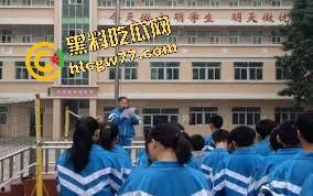 惠州二中高中情侣校服下偷偷开干,从抠逼亲热到无套换姿势,青春就是敢,Just do it!-4