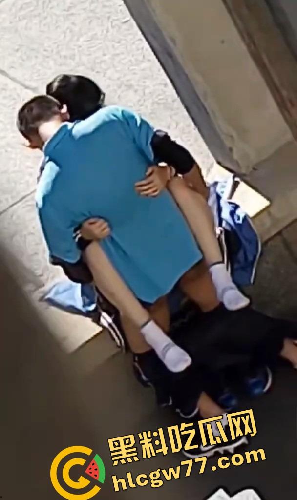 惠州二中高中情侣校服下偷偷开干,从抠逼亲热到无套换姿势,青春就是敢,Just do it!-9