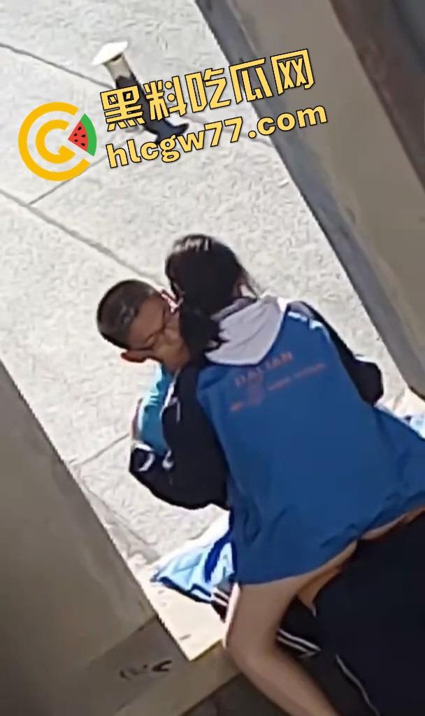 惠州二中高中情侣校服下偷偷开干,从抠逼亲热到无套换姿势,青春就是敢,Just do it!-10