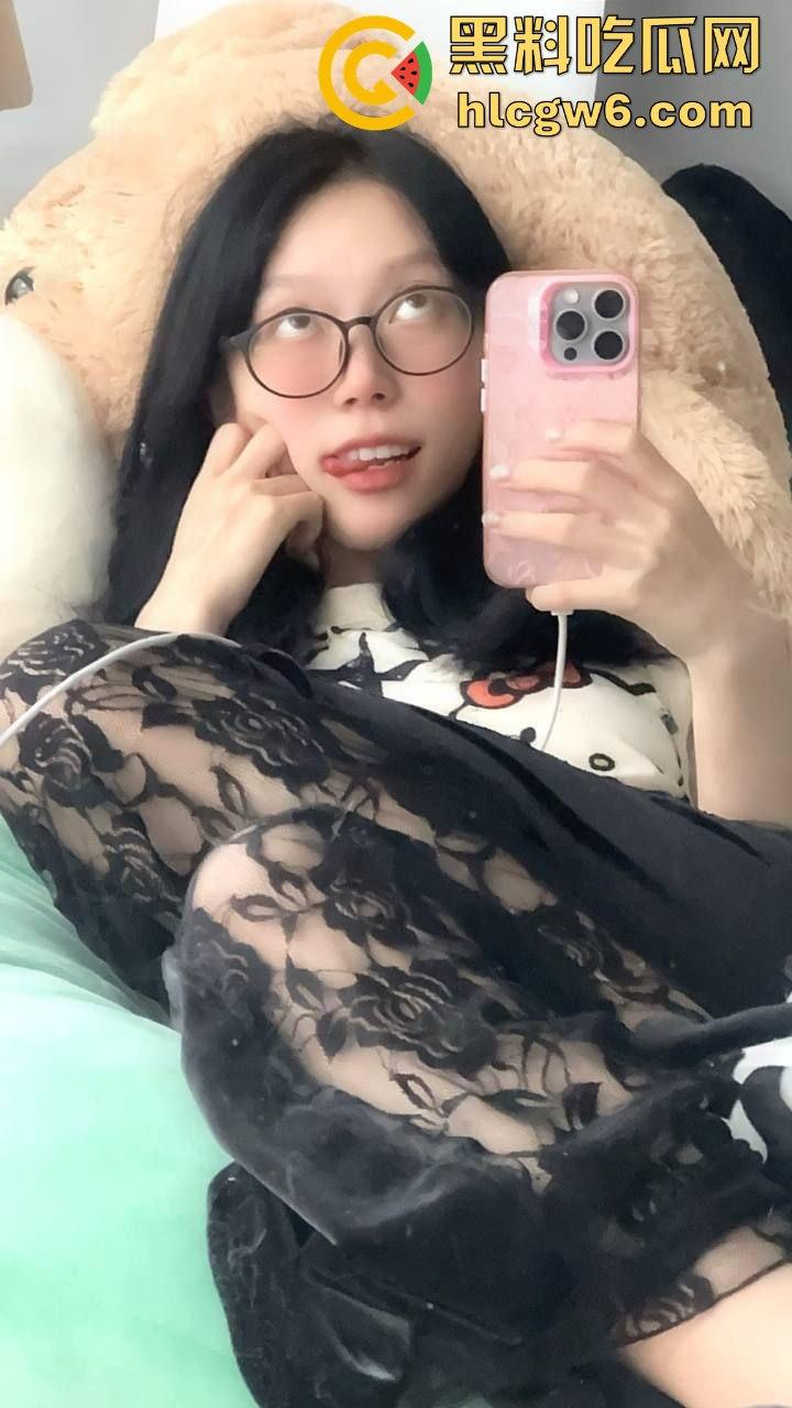 相亲对象人前纯洁背地骚如狗 一边聊电话安抚接盘侠沸羊羊 一边跪舔鸡巴舔屁眼 电光毒龙钻玩得贼熟!-10