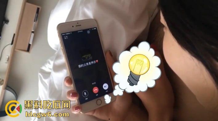 相亲对象人前纯洁背地骚如狗 一边聊电话安抚接盘侠沸羊羊 一边跪舔鸡巴舔屁眼 电光毒龙钻玩得贼熟!-13