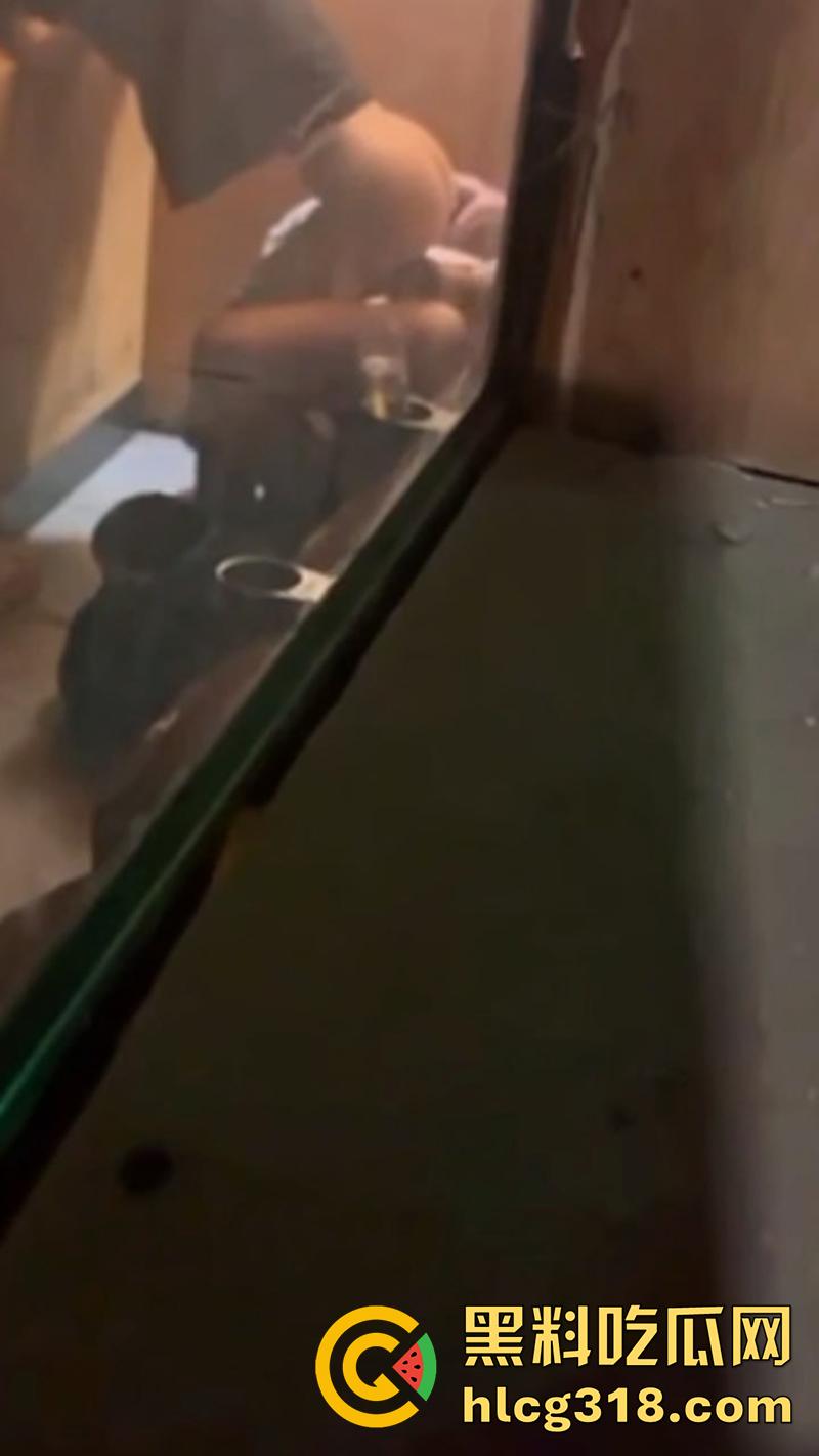 电影院假期工情侣打工，发现女友竟偷情主管，趁影厅没人激情后入，拍下证据在学校曝光！-4