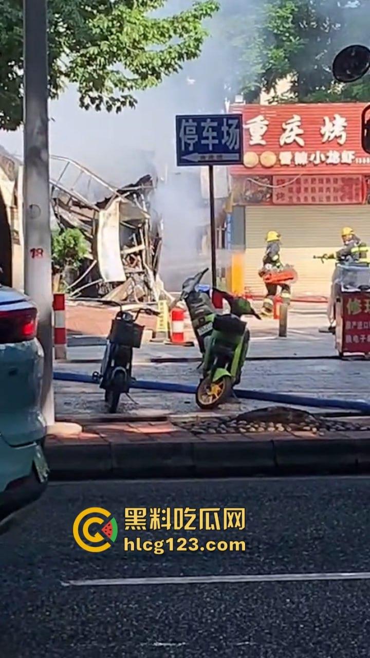 现场烤串？梅州百花洲影院旁边的烧烤街发生火灾 一排商铺受联损失惨重-3