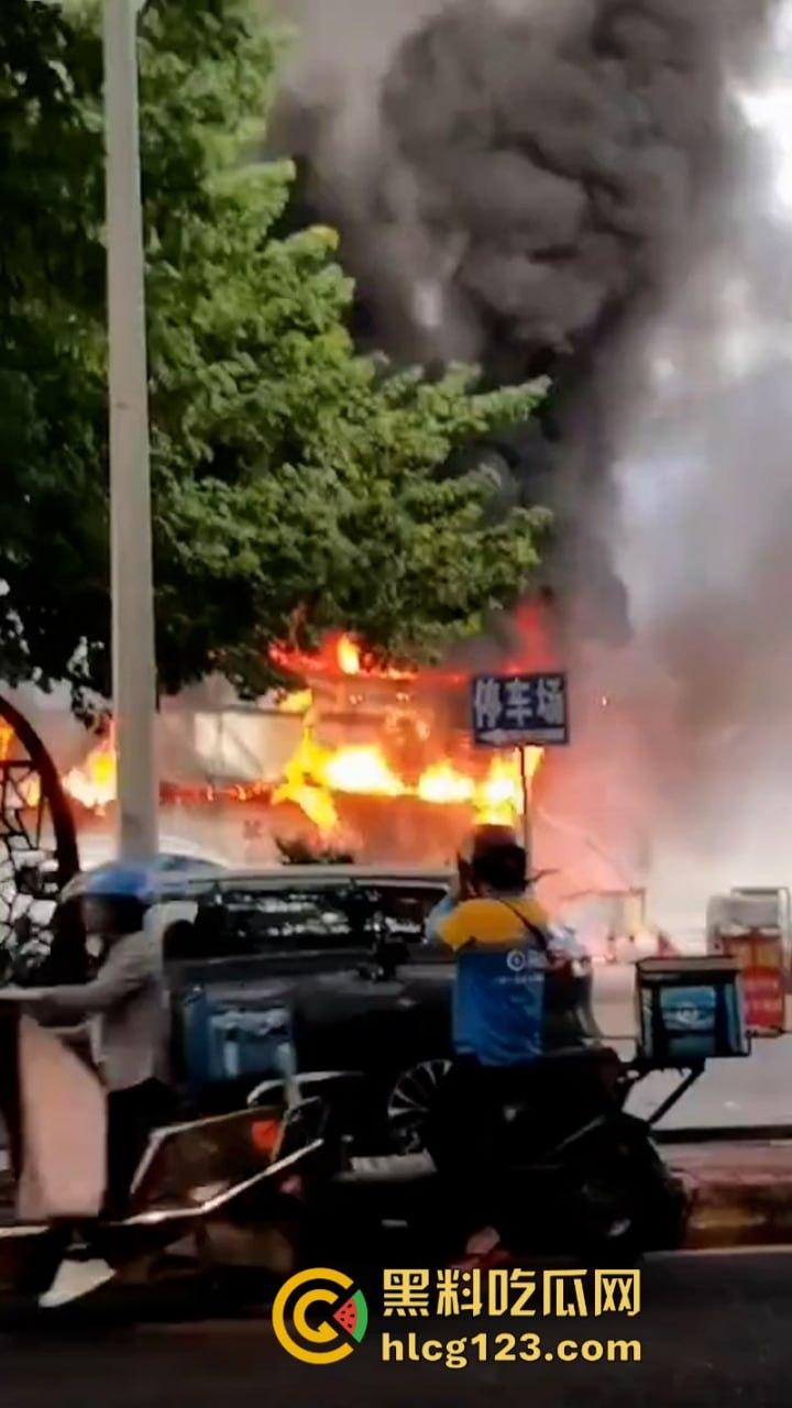 现场烤串？梅州百花洲影院旁边的烧烤街发生火灾 一排商铺受联损失惨重-8