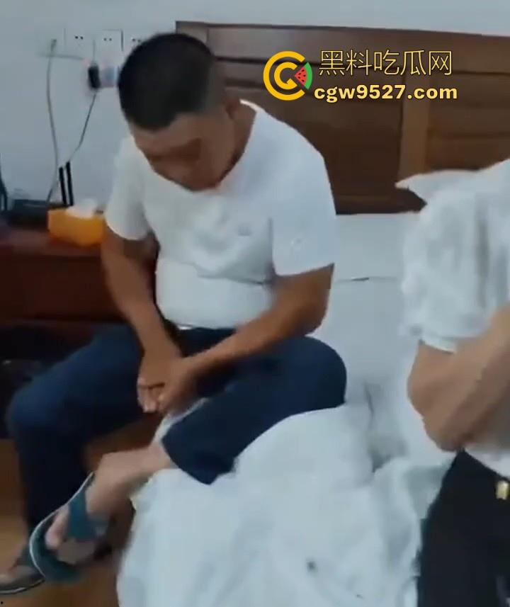 老登家里出轨被媳妇抓住现行,一边录像一边数落,心气真好啊抓奸都这么斯文,很少见!-8