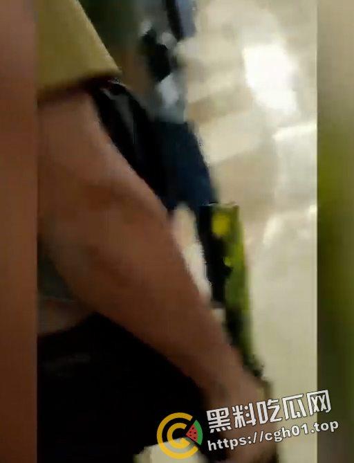 俄罗斯音乐厅恐怖袭击 恐怖分子放出第一视角 枪杀完还要补刀 以及被抓住后处决现场 血腥慎点！-5