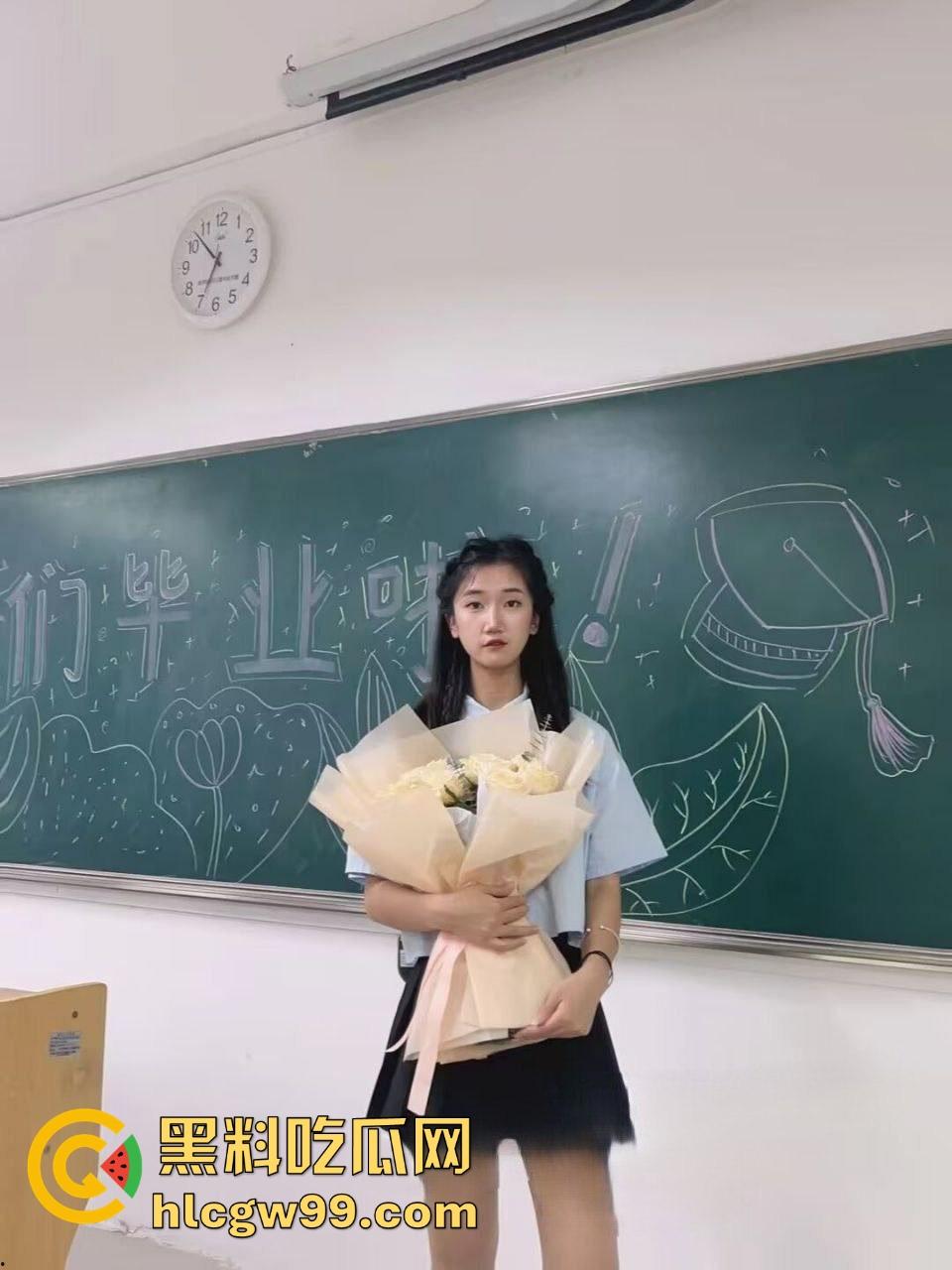 河北师大学生【周乃馨】被渣男PUA性爱视频曝光，三两句就掰开黑森林，骚逼一览无余！-3