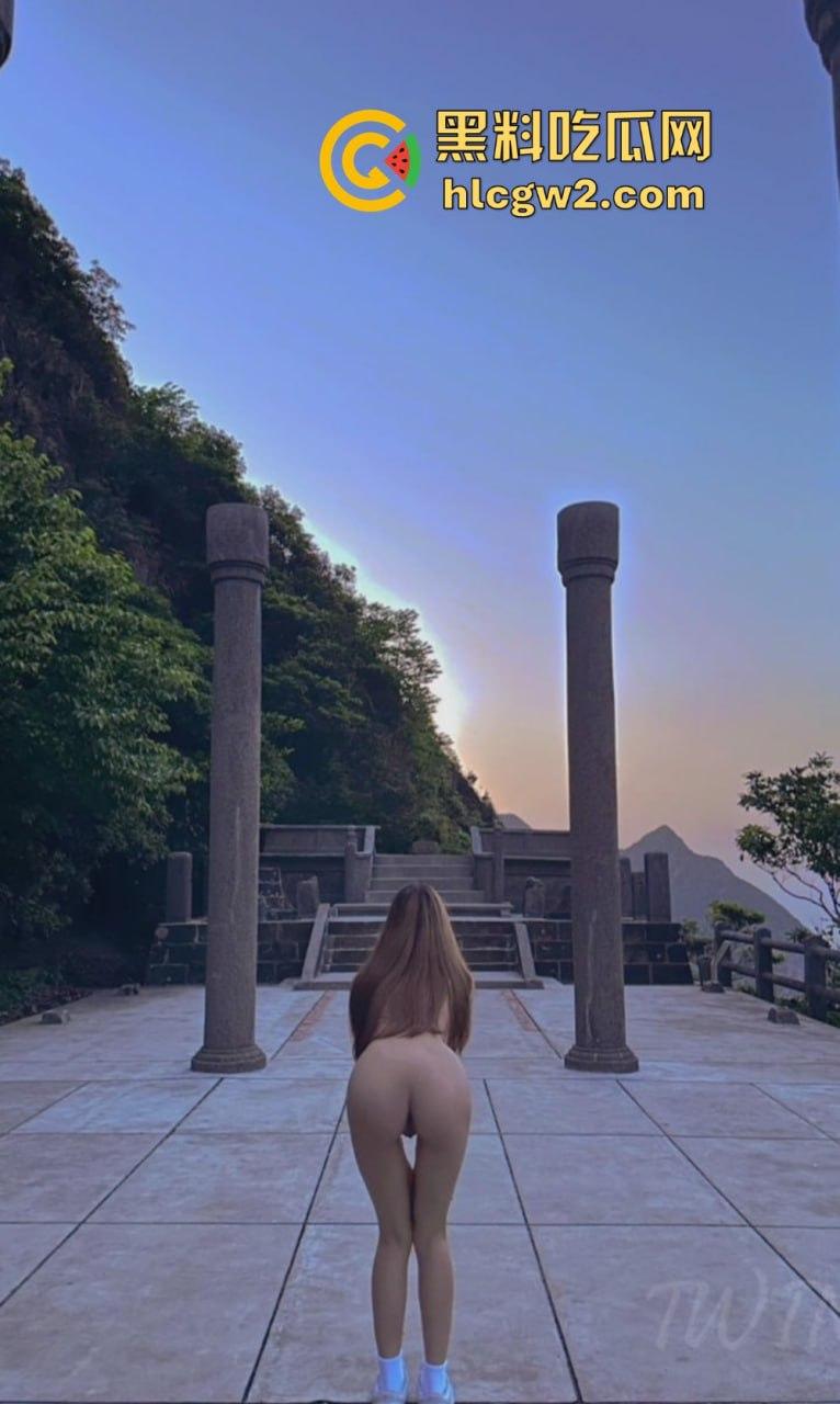 台湾骚鸡【TWIN】优雅酥胸反差婊搞到高潮脚趾折起来 还带闺蜜玩3P玩到飞起！-5