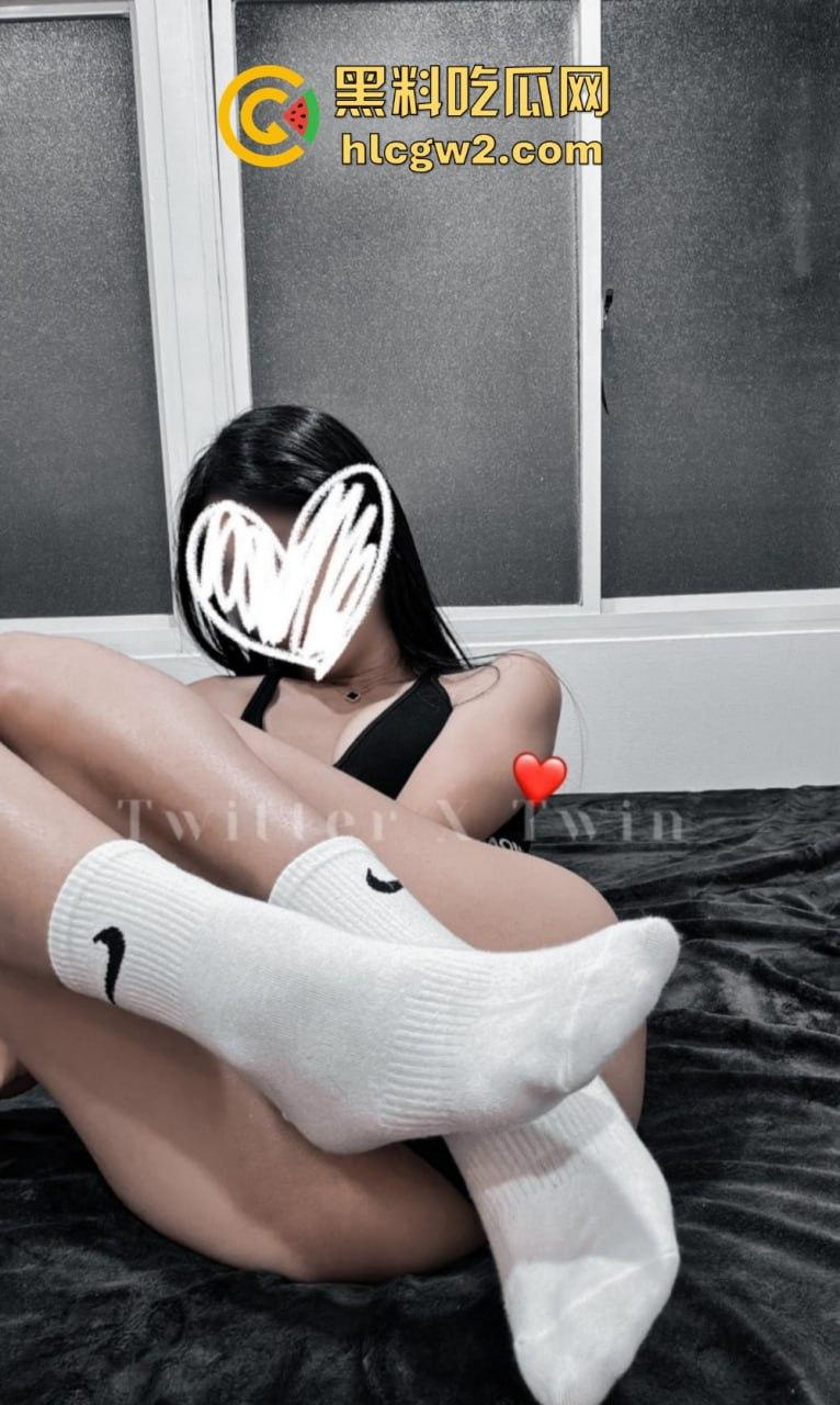 台湾骚鸡【TWIN】优雅酥胸反差婊搞到高潮脚趾折起来 还带闺蜜玩3P玩到飞起！-16