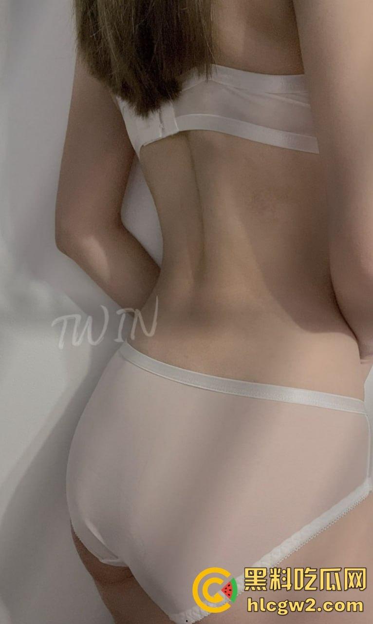 台湾骚鸡【TWIN】优雅酥胸反差婊搞到高潮脚趾折起来 还带闺蜜玩3P玩到飞起！-26