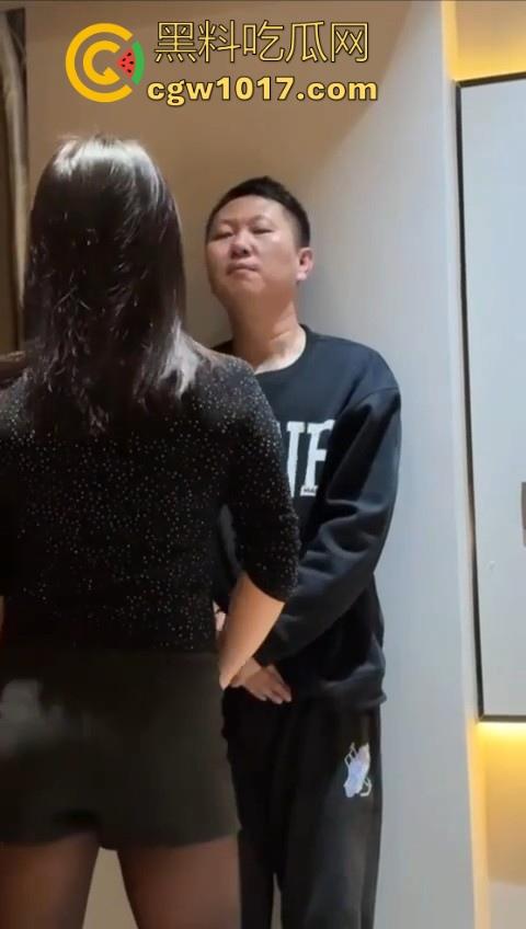 花钱买受虐?大哥特殊癖好曝光,狂砸大额让极品骚鸡骑脸抽他耳光,嘴巴肿成香肠还喊爽!-2