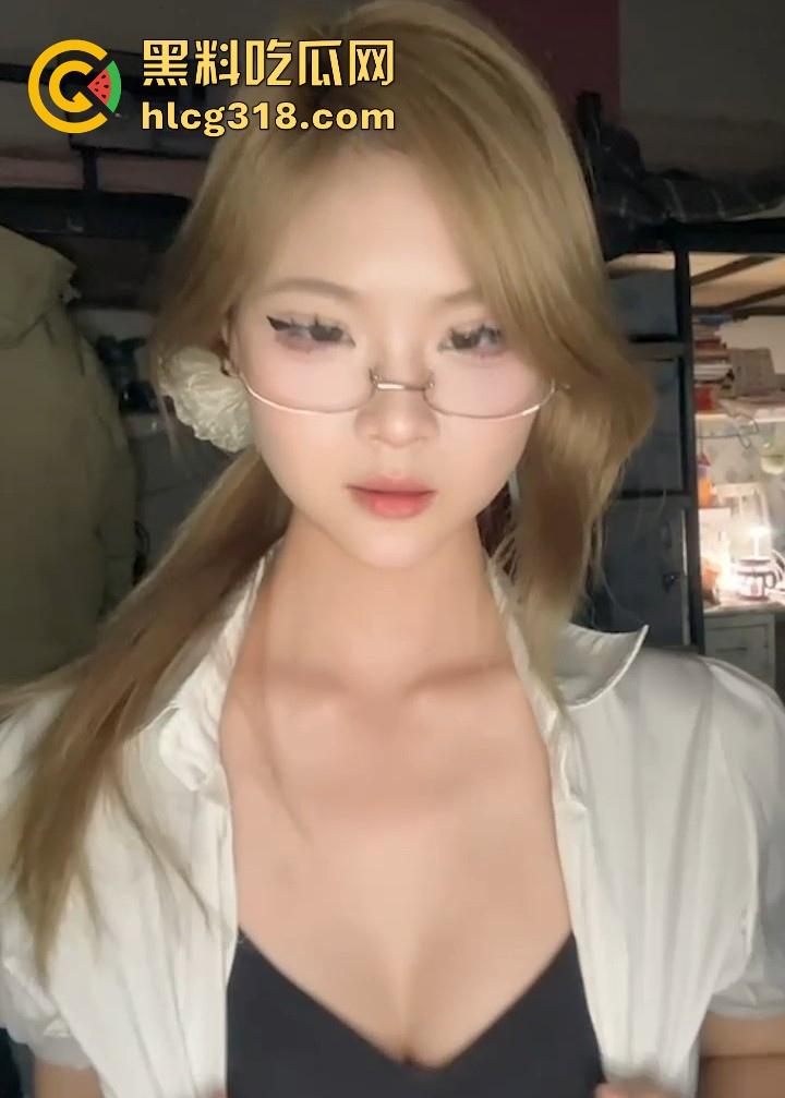 高颜值反差大学生【羊咩咩】宿舍自慰视频曝光,极品巨乳脸B同框自慰,看了很难不硬!-8