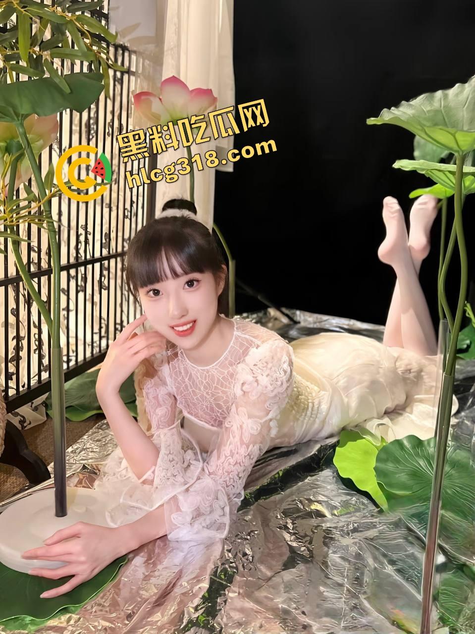 杭州传媒大学江南嫩妹『贾希梦』分手 前男友怒爆亲热视频，这水嫩小骚货你不珍惜，那就大家一起看！-1